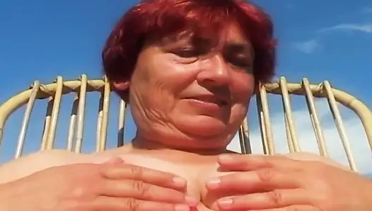 Сцена с пожилыми зрелыми- 3_Chubby зрелая наслаждается сексуальным пикником