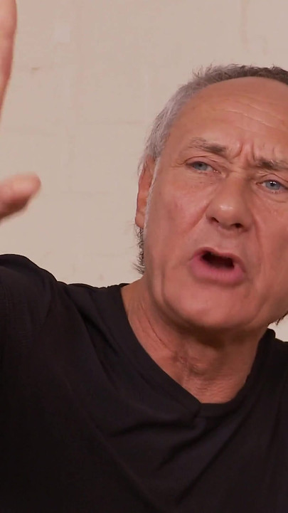 סטודנטית כהת עור לוקחת שתיים בתחת במשרד של העיקרון עריכת פרימיום