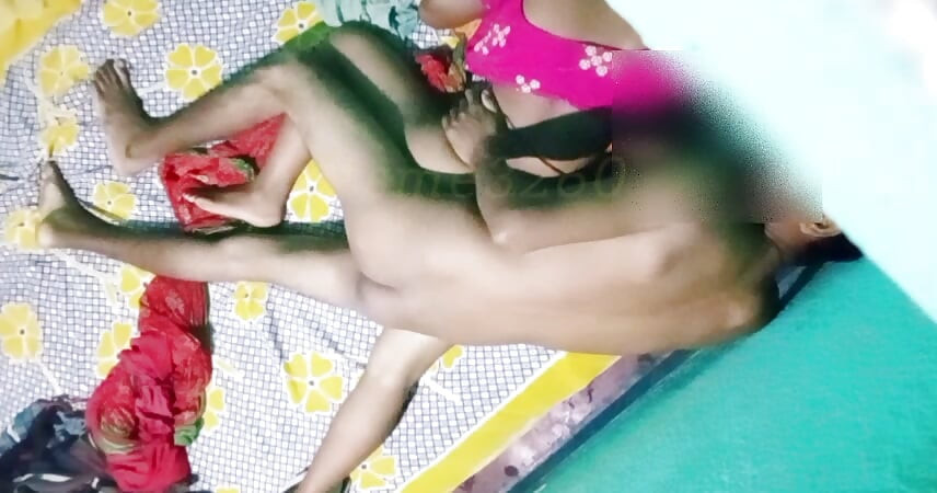 Indisch jong stel hete seks badroom vrouw neukt op zijn hondjes harde tieten neuken dorpsvrouw