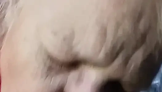 Schau zu, wie diese reife bBW ihrer freundin einen blowjob gibt!