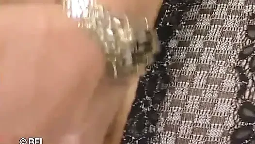 Çoraplı kızıl saçlı nine yarağa biniyor