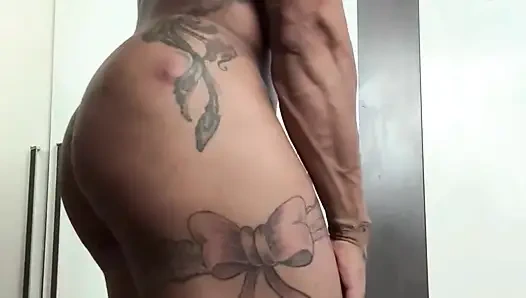 Tubuh milf berotot dibangun dengan api