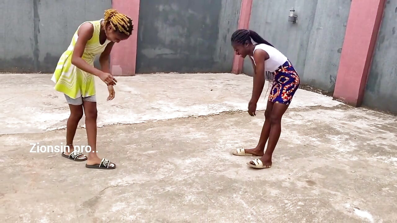 Awek Afrika bermain permainan tempatan di luar rumah