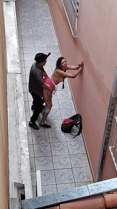 Deixei meu chefe rasgar minha roupa depois que ele me pegou fumando