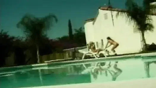 Verführerische schätzchen, die sich einen großen dildo am pool teilen