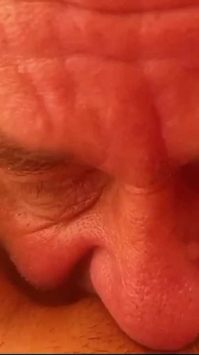 Ikoniskt ögonblick från "MIN HETASTE DAG I NUDISTLÄGER MED ADAMANDEVE OCH LUPO"