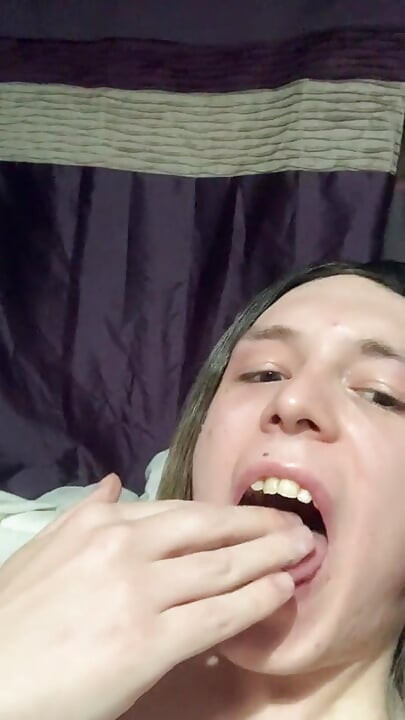 Efeminatul Ts ejaculează fără mâini luând o pulă neagră