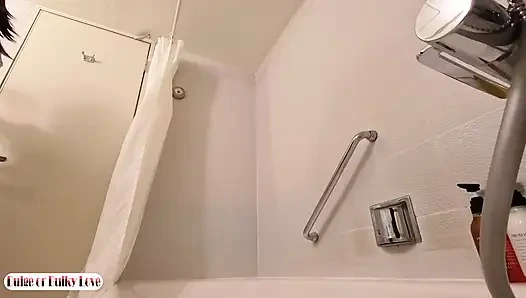 Pertemuan cewek dengan tubuh aduhai ini dipijat dengan nikmat, sambil sepong kontl dengan nikmat