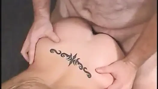Büyük götlü sarışın Melissa kanepede sert yarağı emiyor ve sikiyor