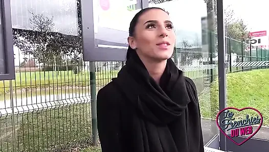 Nelly, gösteriş yapan ve otobüste sikilen yaramaz bir esmer
