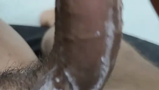 Gadis Desi mengisap penis dengan mulutnya dan mengambil air.