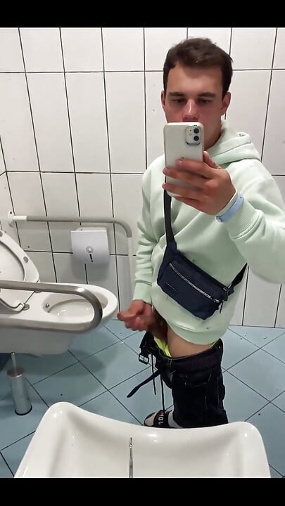 화장실에서 자위하는 기회를 놓칠 수 없어