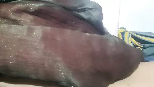 Жена показывает свою молодую киску мужу