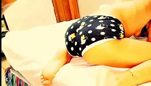 Masum üniversiteli kız üvey erkek kardeşinin götünü yalamasına izin veriyor