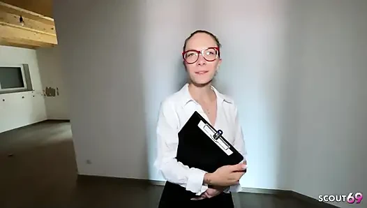Gadis agen real estat jerman kutu buku memberikan layanan ekstra kepada klien