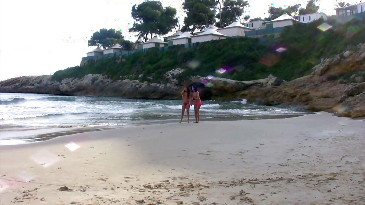 Apretado coño de putitas trío follada en playa
