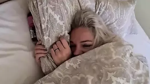 Mąż wyszedł do pracy i poprosił przyjaciela, aby obudził żonę, która wciąż była w sypialni