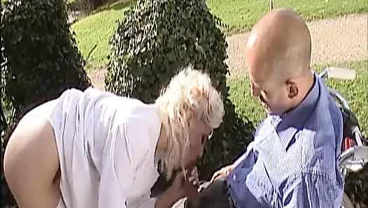 Немецкая горячая мама-блондинка с большой попкой скачет на толстом хуе в винтажной сцене