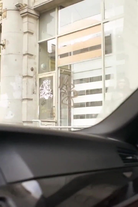 Mofos - Kitana, superbe bombasse rebelle, offre son cul étroit et sa chatte au chauffeur de taxi Timo pour chevaucher gratuitement