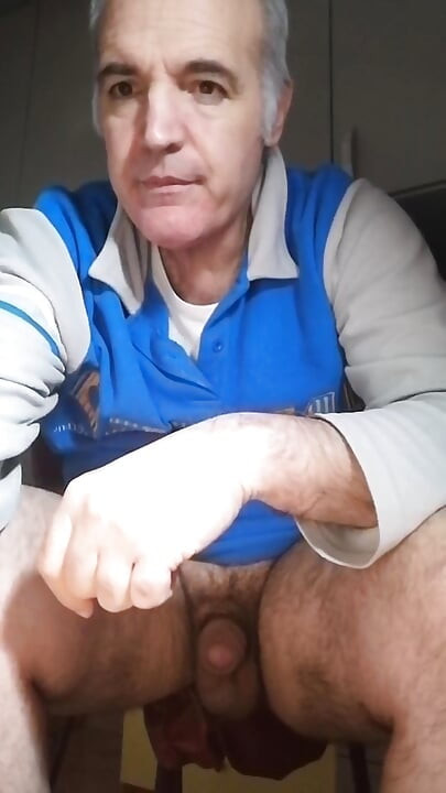 Ich masturbiere mit meinem Arsch und meinem harten Schwanz, immer begierig darauf, es zu befriedigen!