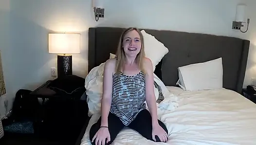 Симпатичная блондинка Rebel Rhyder трахается в глотку с глоткой, глоткой