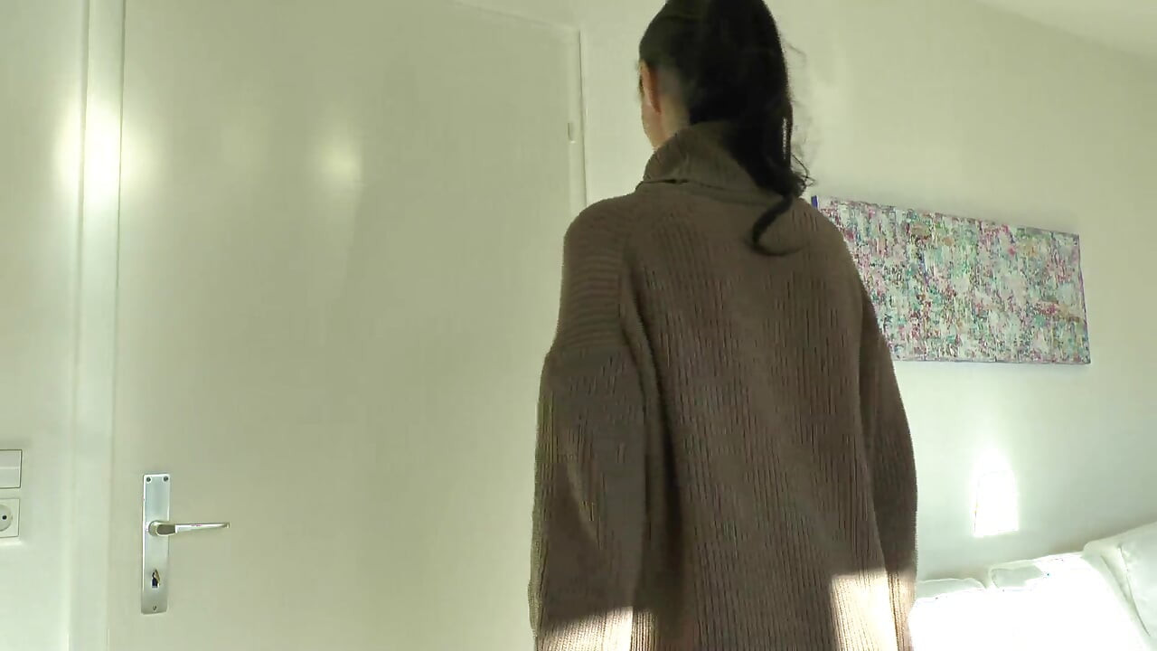 Stropește pe puloverul meu! Lady Victoria Valente într-un pulover gros cu guler înalt