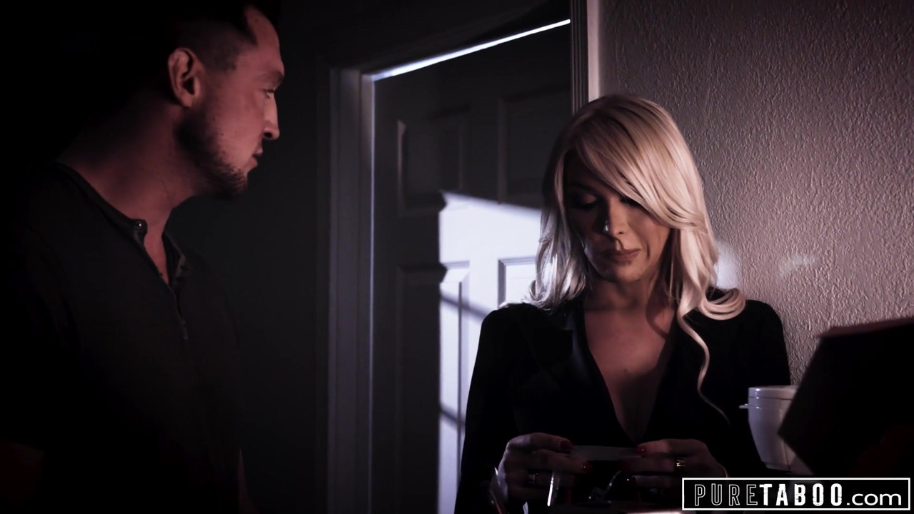 純粋なタブー、セクシートランスガールが悲しみの男をやる