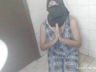 Musulmana de grandes tetas hijab árabe se masturba el cremoso coño mojado hasta el orgasmo en la webcam