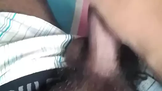 Genç oğlan tek başına mastürbasyon yapıyor, boşalıyor