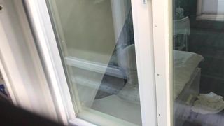 Madrastra intermitente en medias de nylon de la ventana de la habitación del hotel