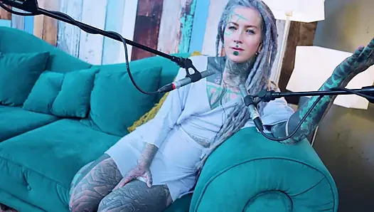 Ich spreche über L - LOVE - ASMR podcast SFW spricht goth dünnes mädchen dreadlocks tattoo-modell inked mädchen