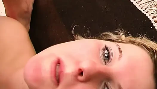Blonde MILF lutscht und bekommt muschi in wilder session verschlingt