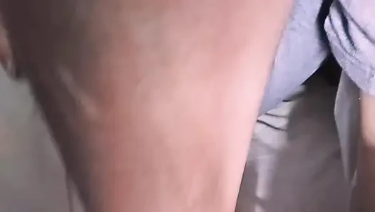 Meine freundin über ihren pijamas streicheln, bis sie sich aus zieht!