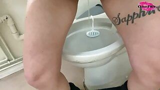 Pissing w publicznej toalecie