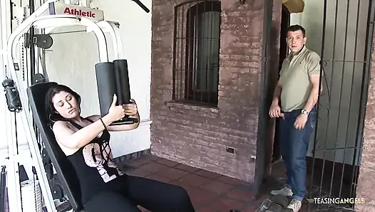 Крошке из спортзала вылизывают ее бритую киску и трахают