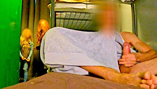 Hostelavontuur: in een hostelkamer vind ik een halfnaakte slet en ruk mijn pik voor haar uit