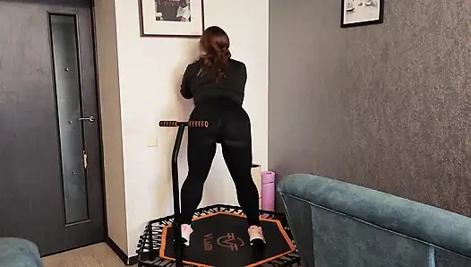 Trambolinde sıkı taytlı ateşli tombul üvey anne ağzına ve amına sert bir yarak alıyor
