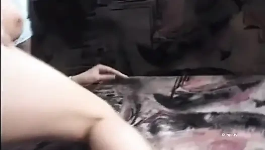 Heiße orgie mit schlampen, die zwei große schwänze vor einem harten fick lutschen