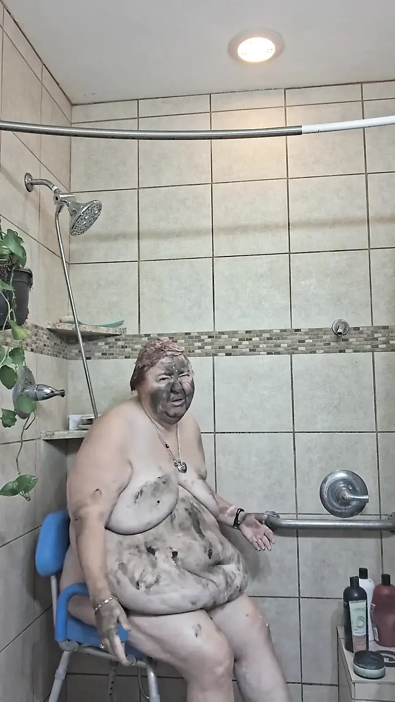 大美女护士Vicki在我的淋浴时接受泥巴治疗!