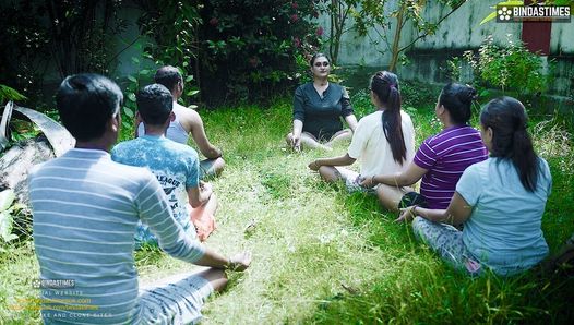 Giáo viên yoga Ấn Độ với bộ ngực to đề nghị một trong những học sinh của cô ấy đụ cô ấy - phim đầy đủ