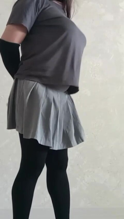 פמבוי עם חצאית מראה את הזין שלה
