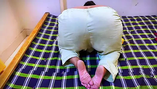 Collage mädchen beginnt Live-Show im hostel, als sie geil war