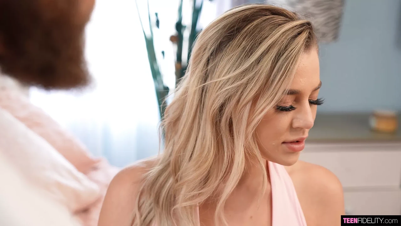 她天生的大胸把他赢回来