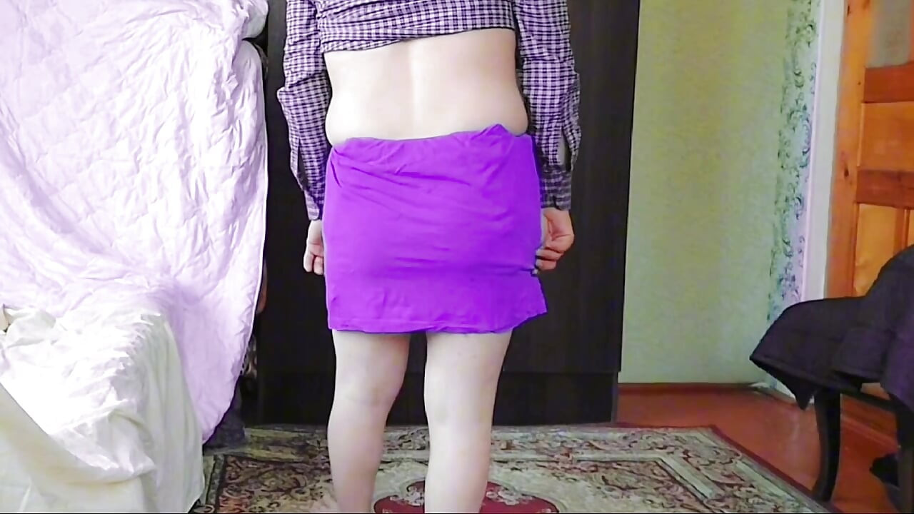 Prekrasan femboy divlje pleše pod zavodljivim neonskim svjetlima