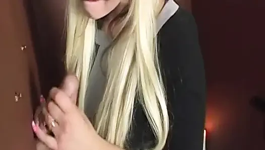 Aksi hardcore cewek hot rambut pirang dan rambut cokelat yang lagi ngidam kontol besar