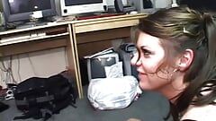Black bombshell frisst muschi eines weißen mädchens, während sie schwanz im büro lutscht