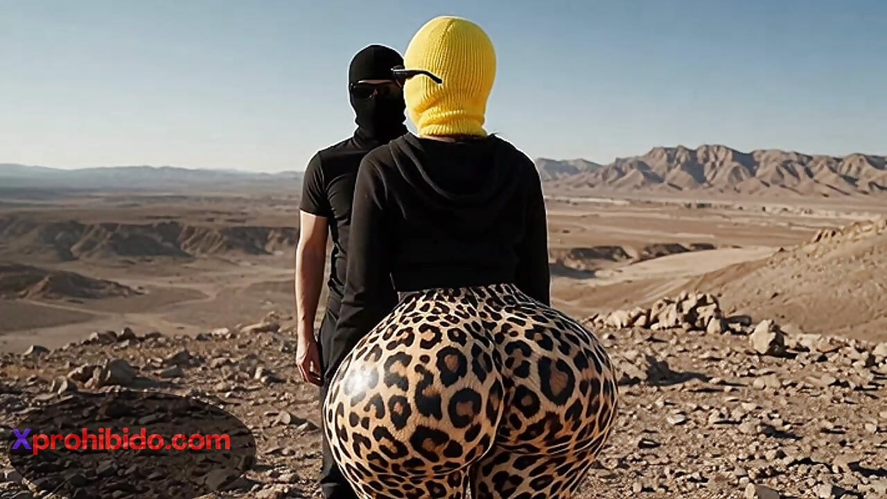 Mädchen mit dickem arsch schüttelt ihren riesigen arsch in kleinem tanga