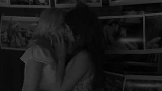 Scarlett Johansson besando a Penélope Cruz
