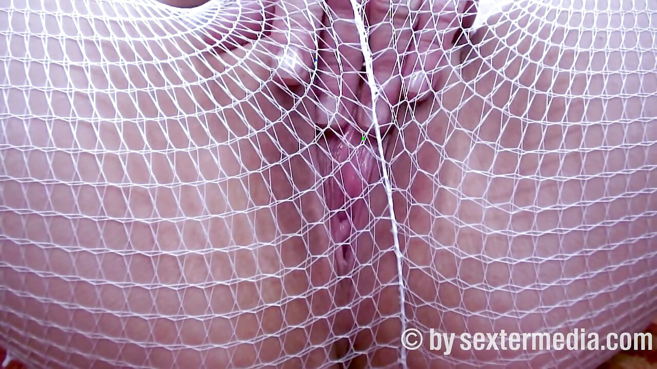 Pirang dengan rok mini dengan vagina basah