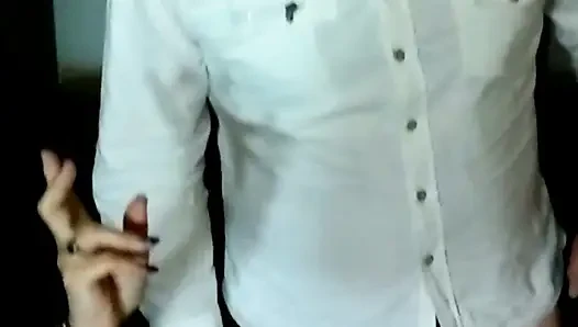 Tante girang Prancis dengan toket besar nyepong kontol kapan pun dia bisa